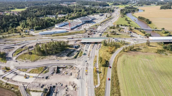 E18 Turun kehätien Kausela–Pukkila-hankkeessa toteutettiin haastavia kevennysrakenteita.