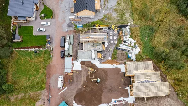 Leca-kevennysrakenne rivitalon piha-alueella syksy 2021