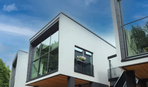 Upea eristeharkoista rakennettu townhouse-kokonaisuus Viikissä.