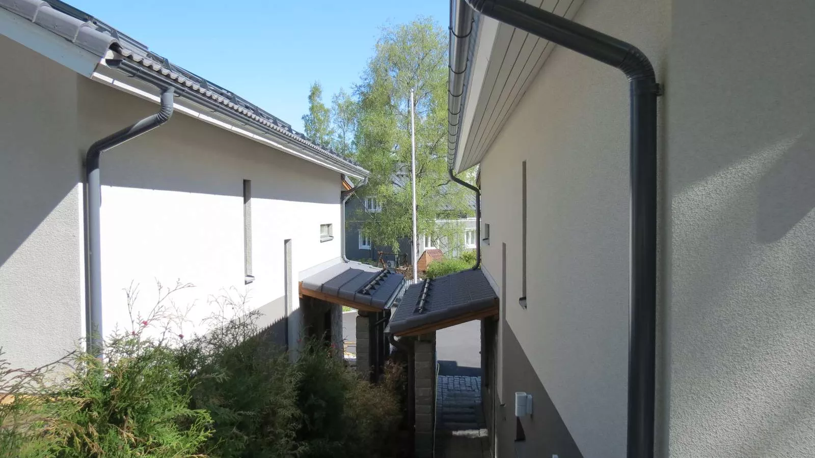 Rapattu kivitalon ulkoseinä.