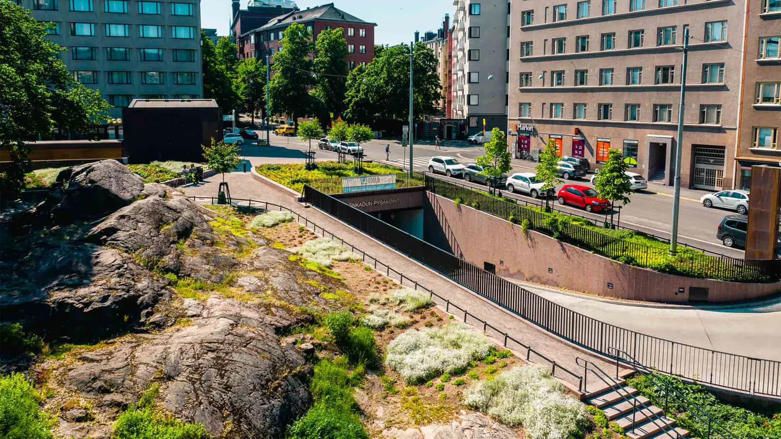 Kivelänkadun puistikon kasvualustassa käytettiin Leca mursketta.