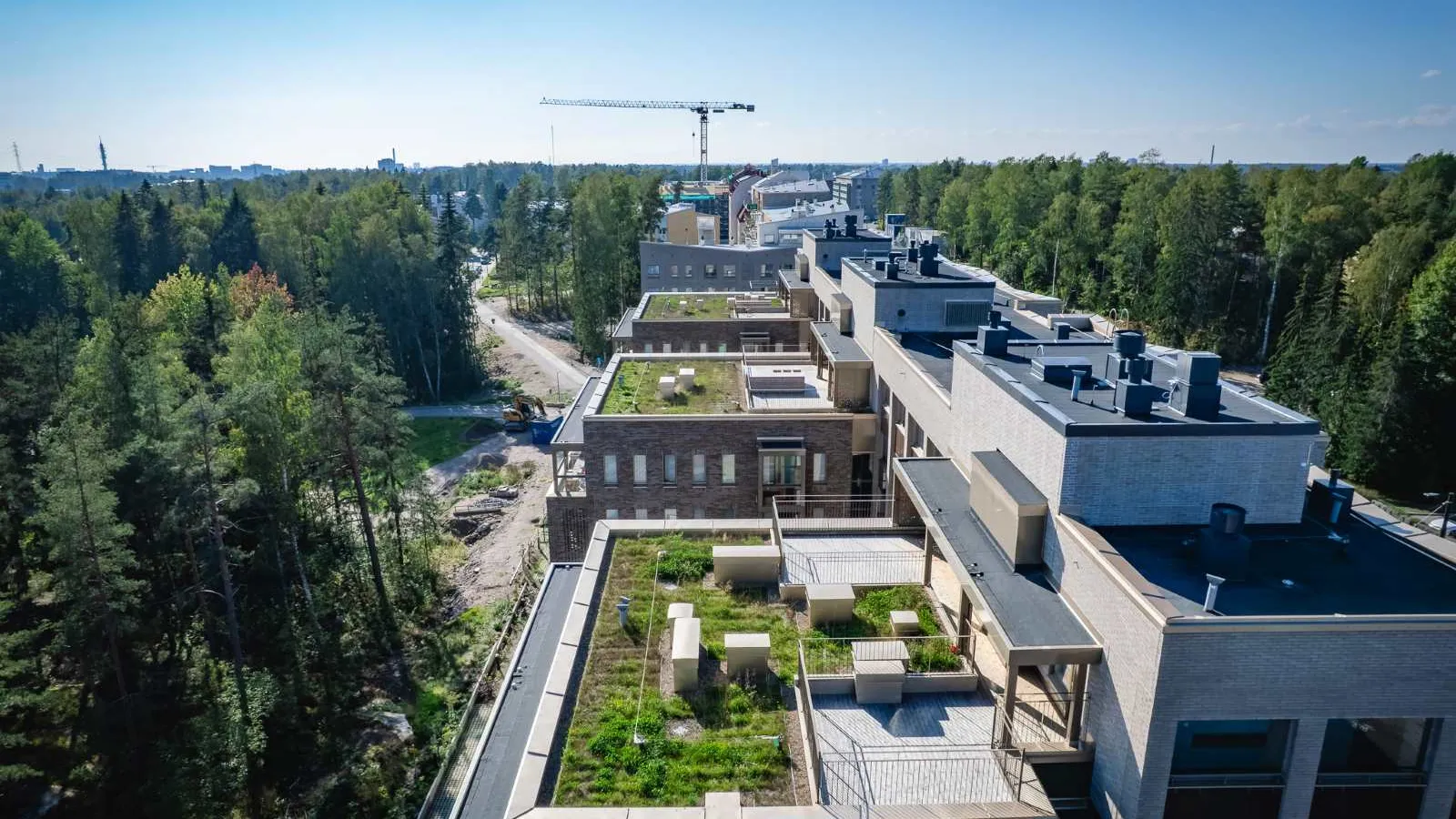 Oulunkylän HEKA-kerrostalo kuvattuna ilmasta.