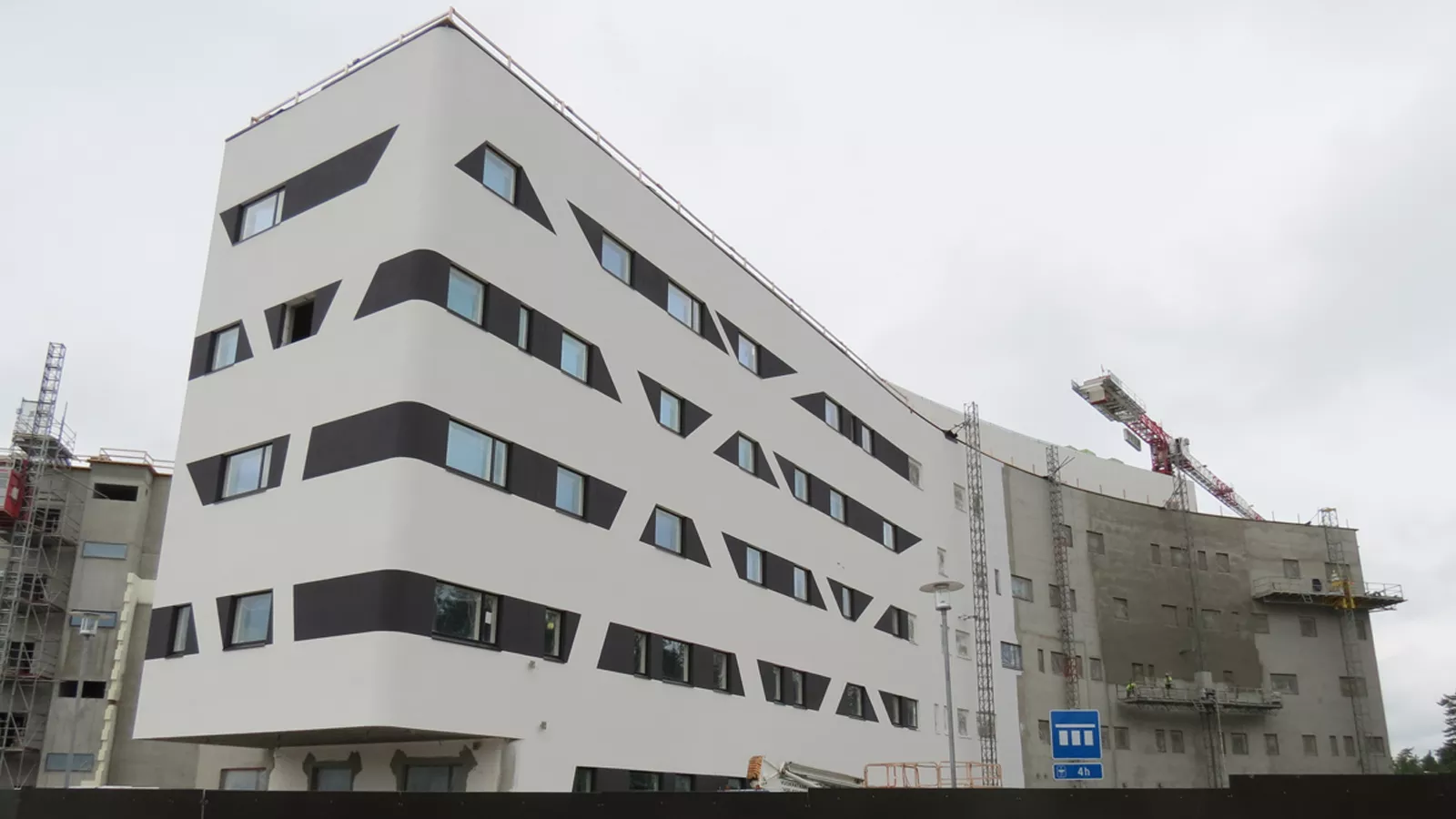 HyvinkÑÑn sairaalan laajennus_Leca_kattotyîmaa (1)