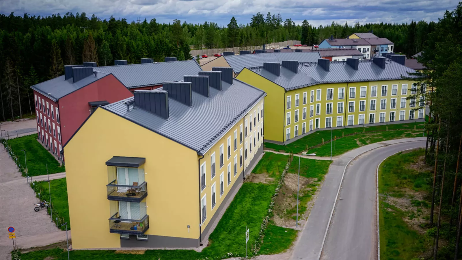 Pienkerrostaloissa on värikkäät julkisivut.