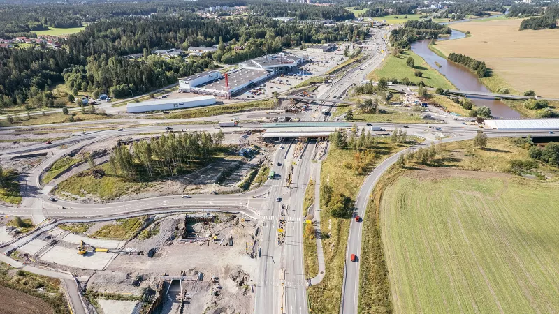 E18 Turun kehätien Kausela–Pukkila-hankkeessa toteutettiin haastavia kevennysrakenteita.
