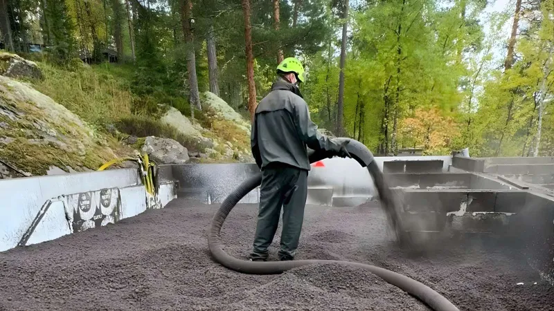 Ekoeriste puhalsi Leca-soraa kesämökin alapohjaan.
