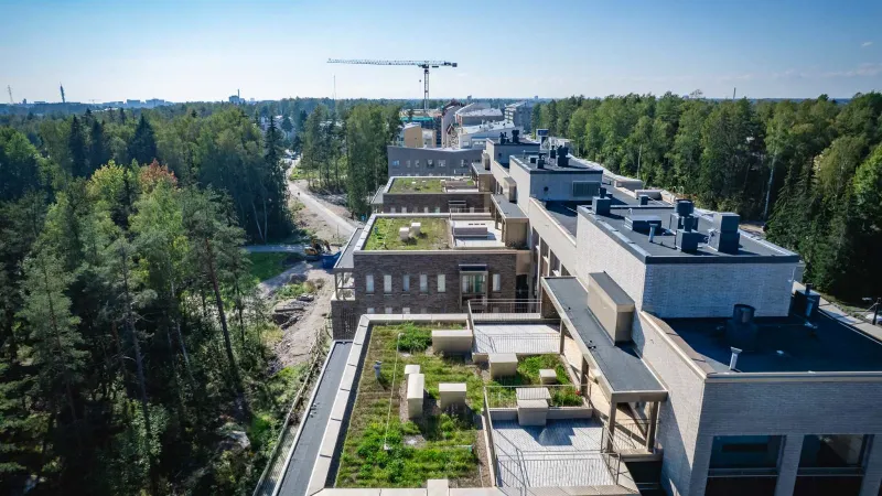 Oulunkylän HEKA-kerrostalo kuvattuna ilmasta.