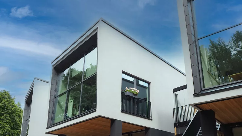 Upea eristeharkoista rakennettu townhouse-kokonaisuus Viikissä.