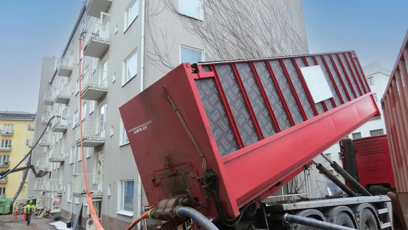 Leca-soran toimitus Anpen puhallusautossa työmaalle.