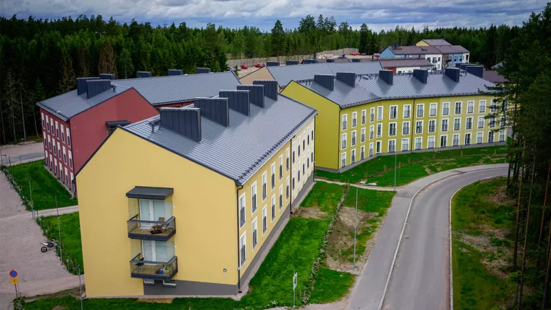 Pienkerrostaloissa on värikkäät julkisivut.