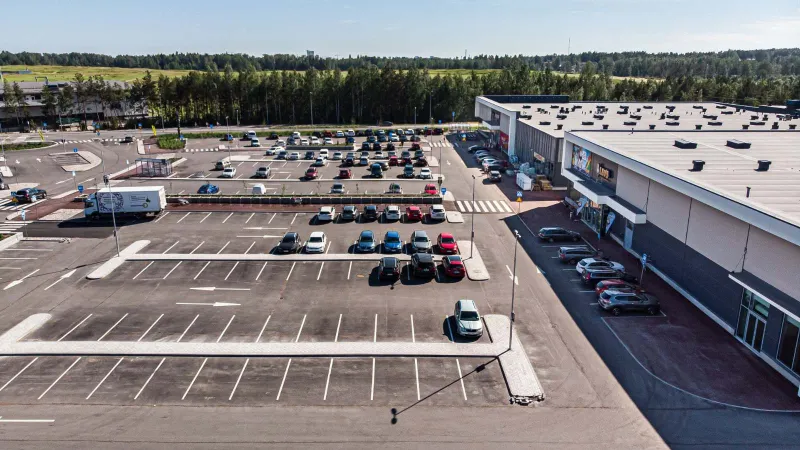 Retail Park Brediksen piha-alue kevennettiin Leca-soralla.
