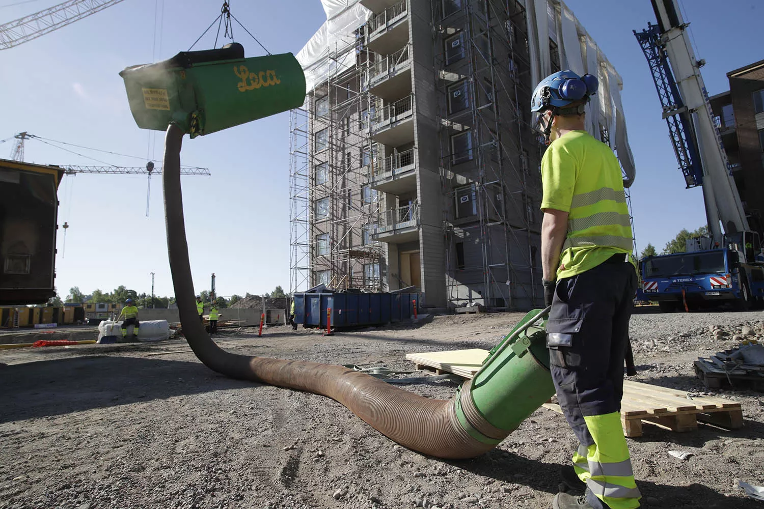 Purkuputkea on hyvä kannatella nostovaiheessa.