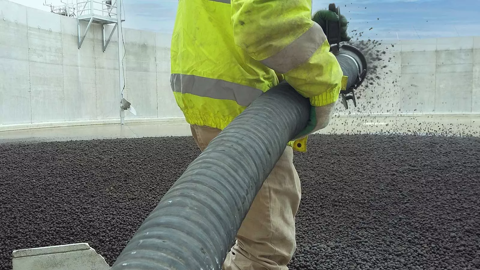 Leca AGRI sora voidaan puhaltaa lietesäiliöön.