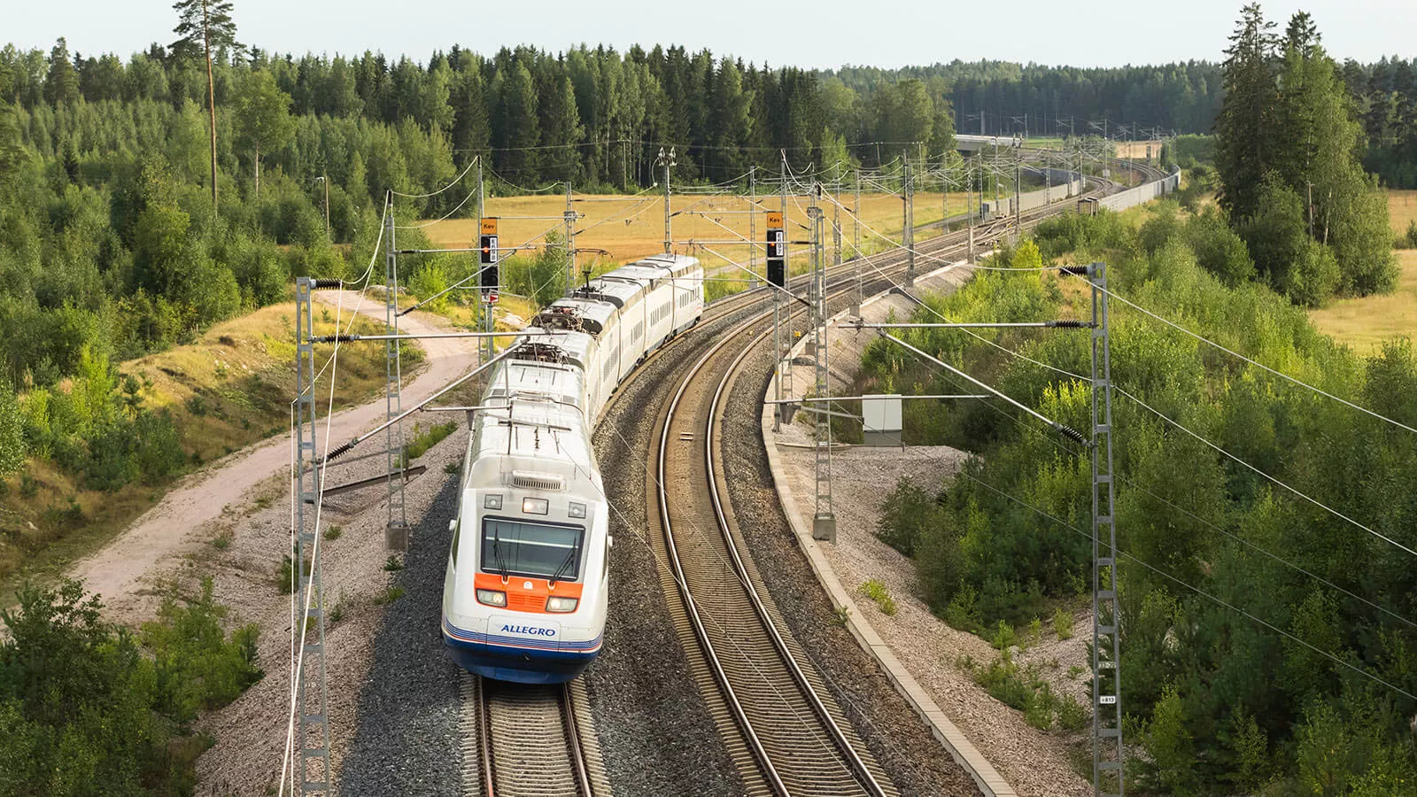 Juna kulkee Lahden oikoradalla. Kuva: Kuvatoimisto Vastavalo Oy