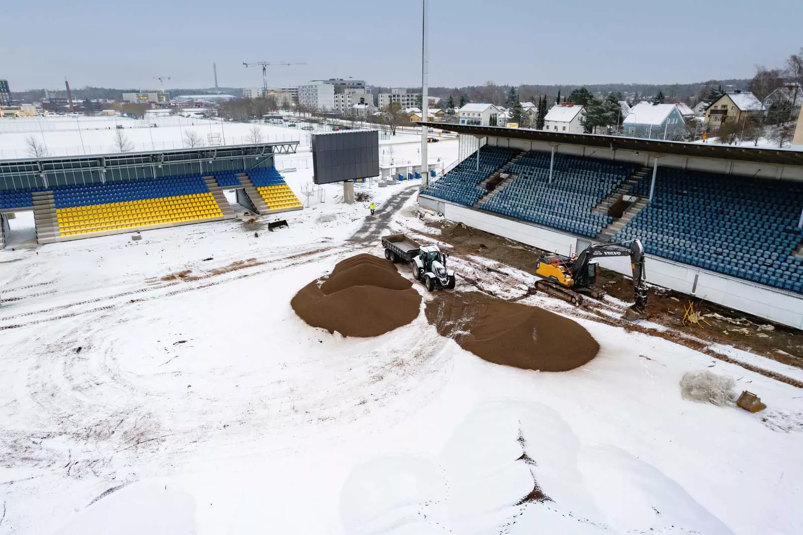 Leca-sora toimitettiin Kupittaan stadionille n. 120 kuution kuormissa.