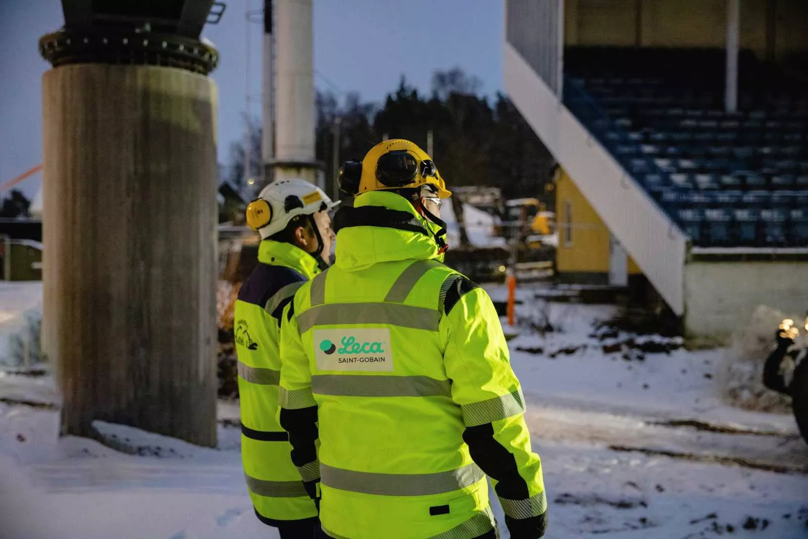 Yrityksen omistaja Ville Kivelä ja Leca Finlandin Marko Jelonen keskustelemassa projektista.