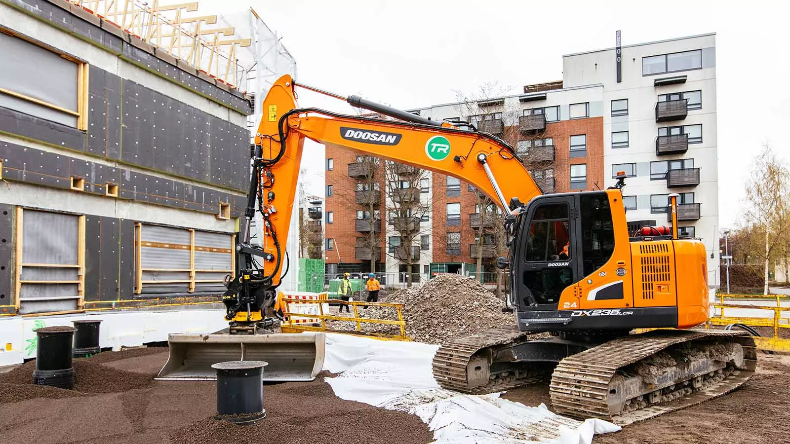 Leca-sora tiivistettiin tela-alustaisella kaivinkoneella