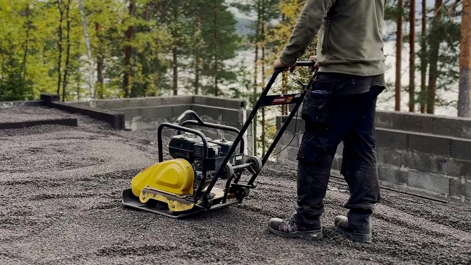Leca-sora on helppo tiivistää tärylätkällä.