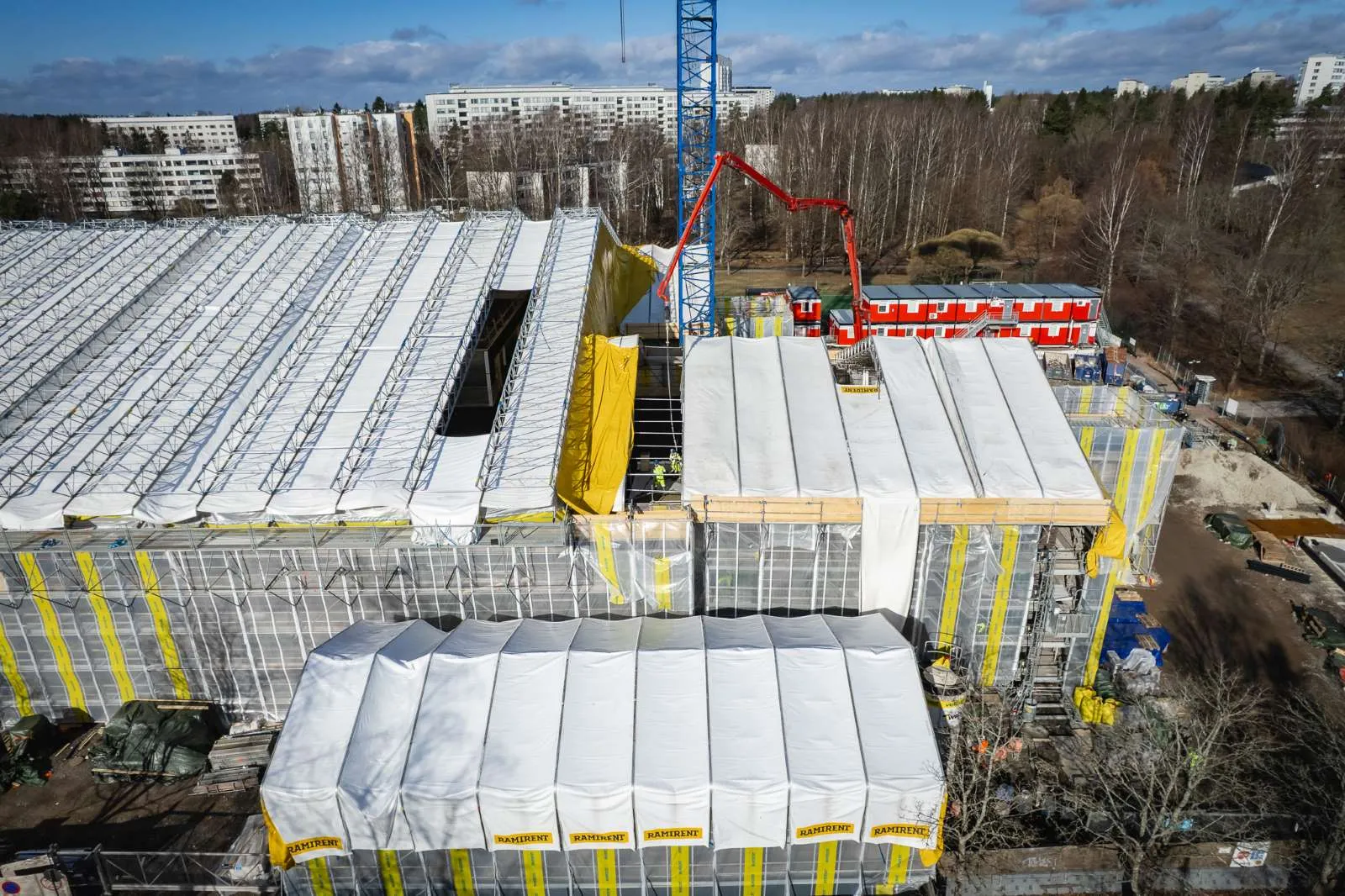 Leca-soran puhallus sääsuojatulle katolle.