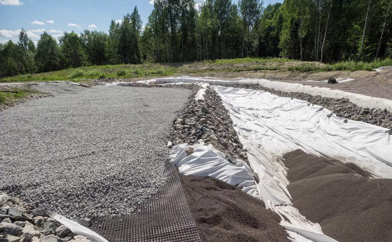 Eri suodatusmateriaalit hulevesialtaassa