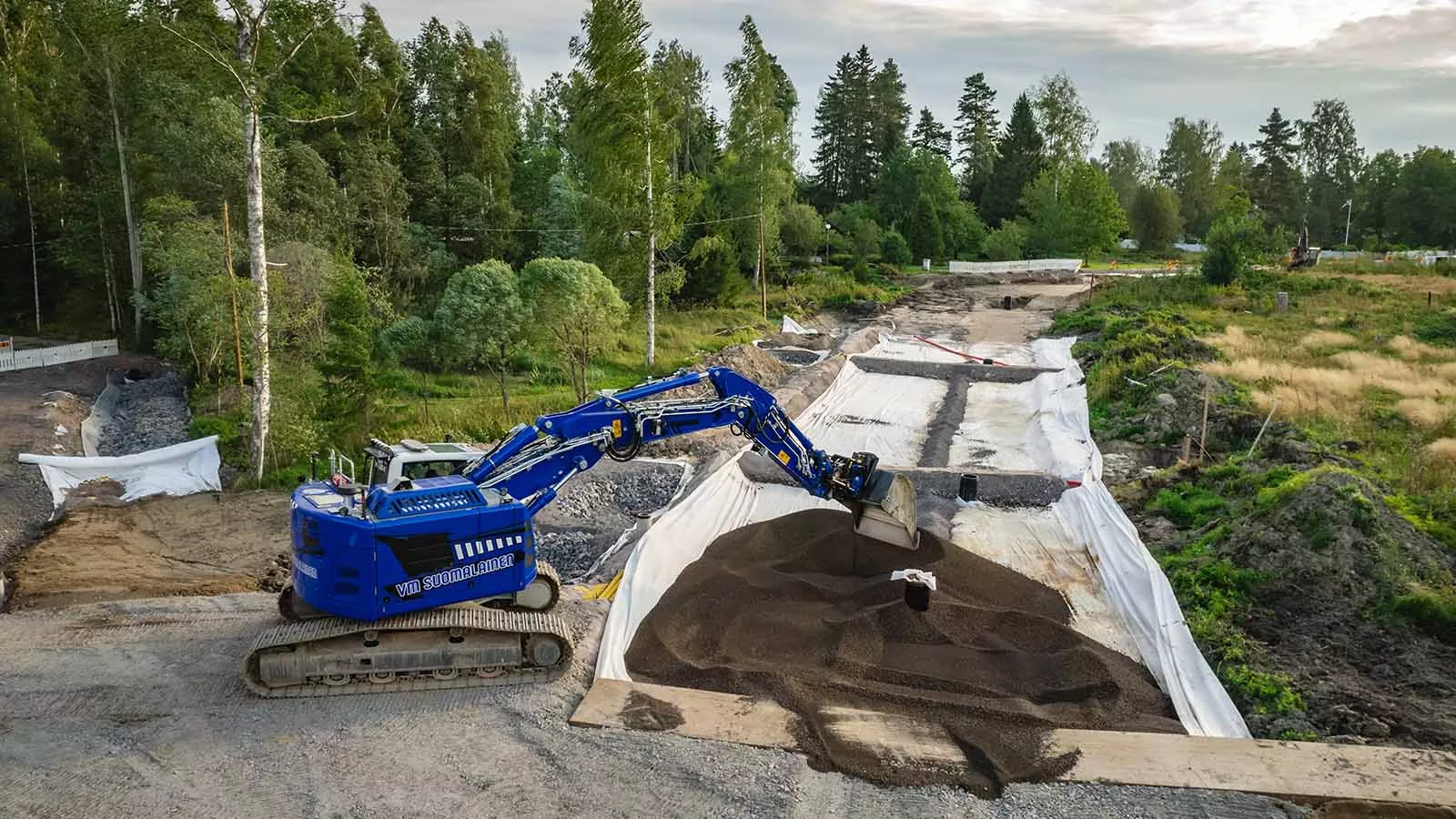 Kevytsora levitettiin ja tiivistettiin tela-alustaisella kaivinkoneella.