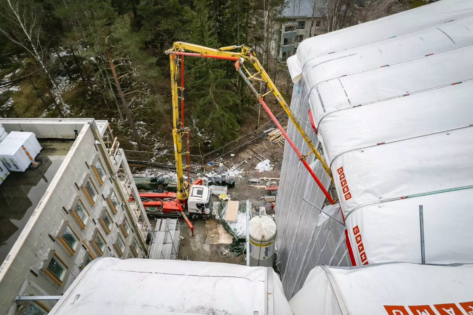 Leca-sora toimitettiin katolle puominosturin avulla.