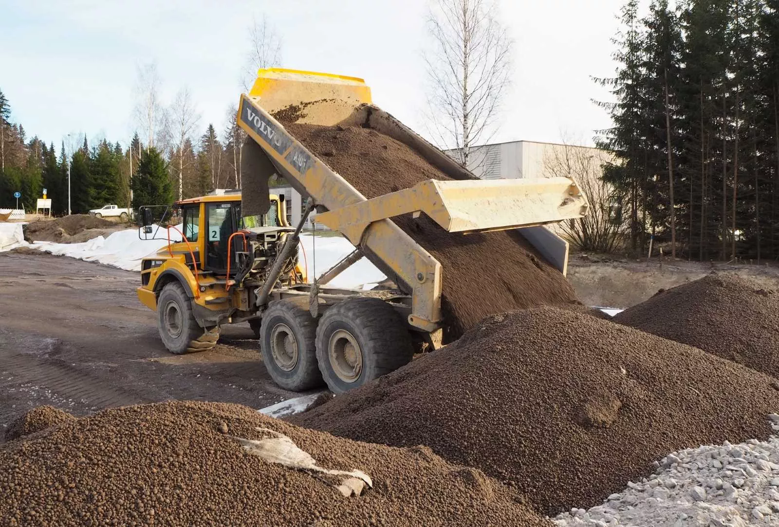 Leca-sora toimitettiin välivarastosta työmaalle dumpperi autolla