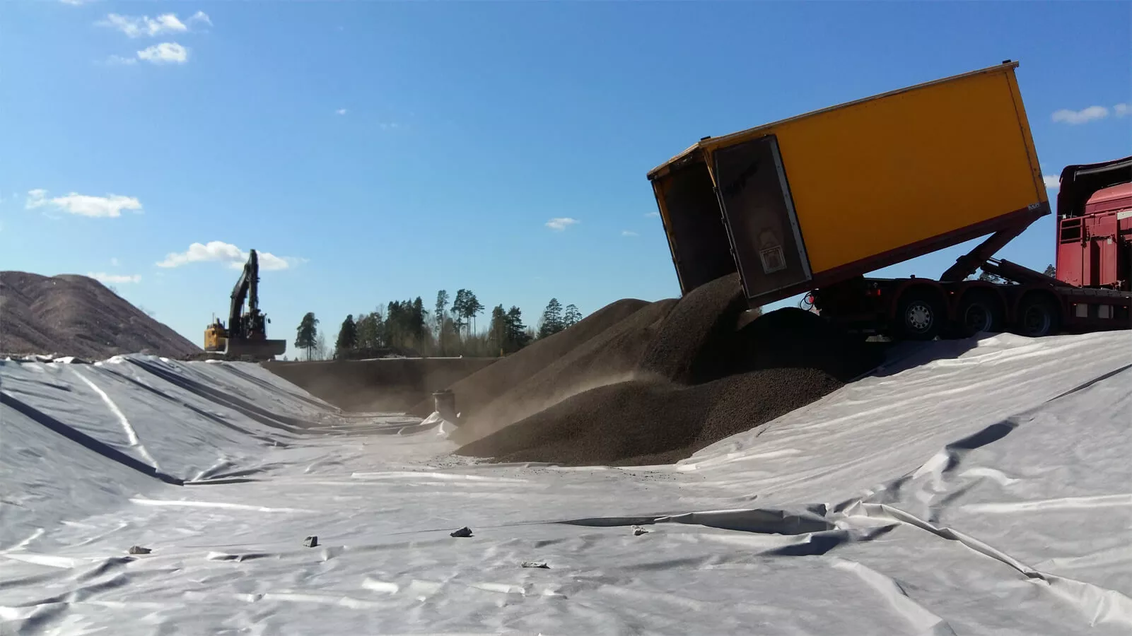 Leca-sora toimitettiin työmaalle kippaamalla.
