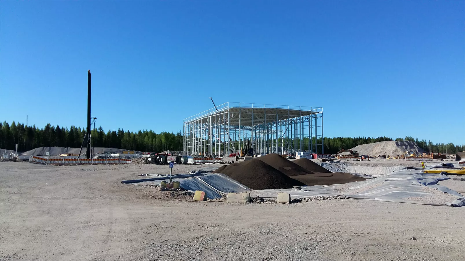 Lidlin Järvenpään jakelukeskuksen piha-alue vaati laajoja kevennysrakenteita.