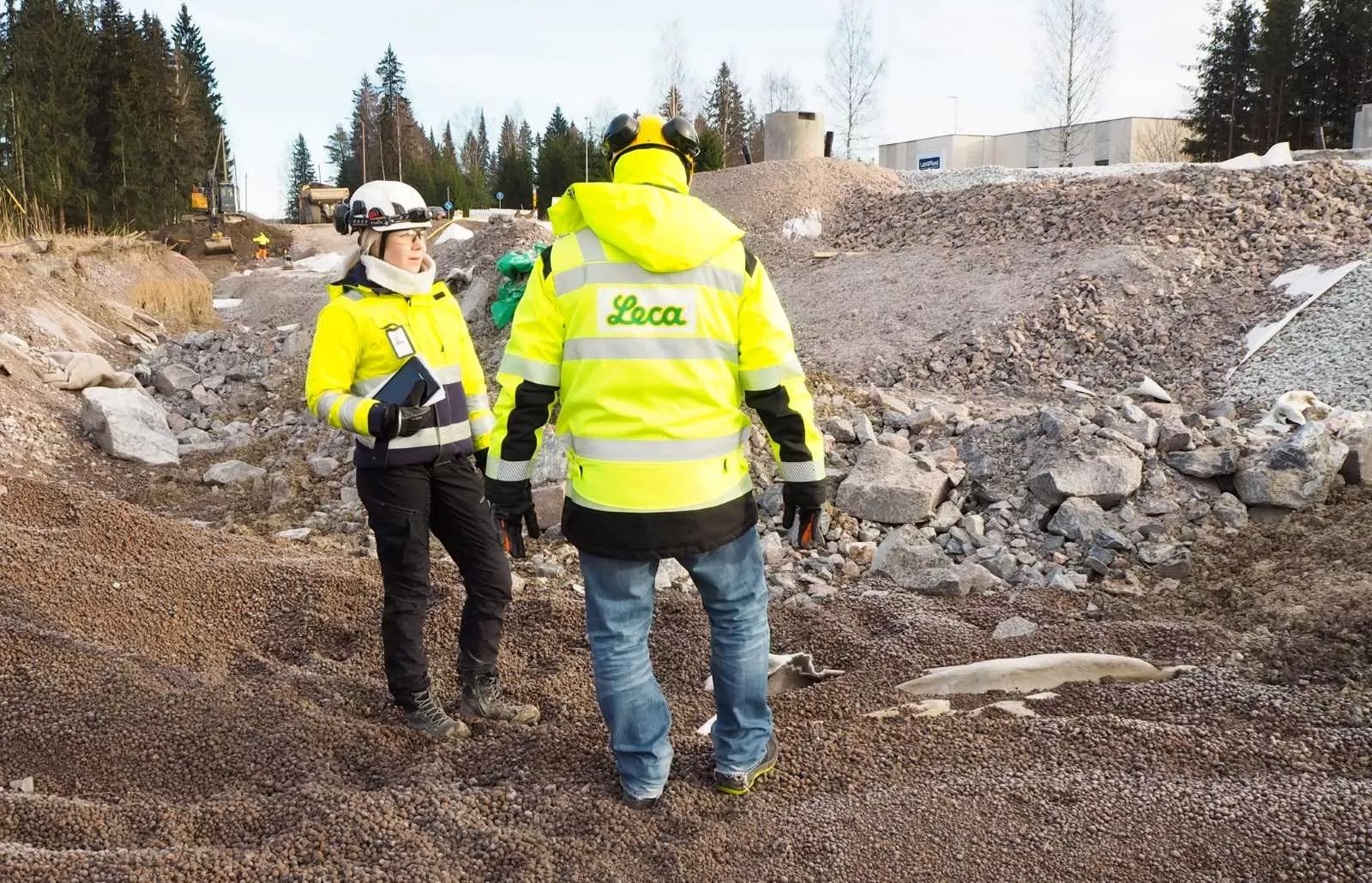 Marko Jelonen ja Enni Mälkönen keskustelemassa työmaalla