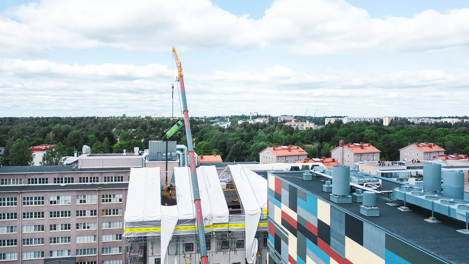 Soiva-talon katolle toimitettiin Leca-sora sääsuojan sisään.