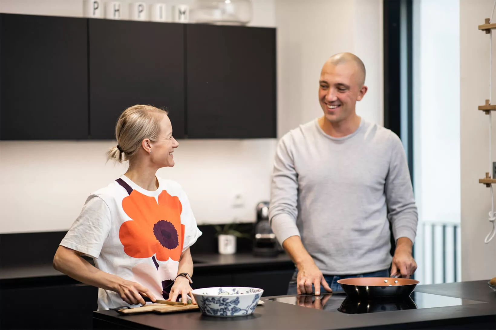 Petra Aitala-Pohjanen ja Henri Pohjanen talonsa keittiössä