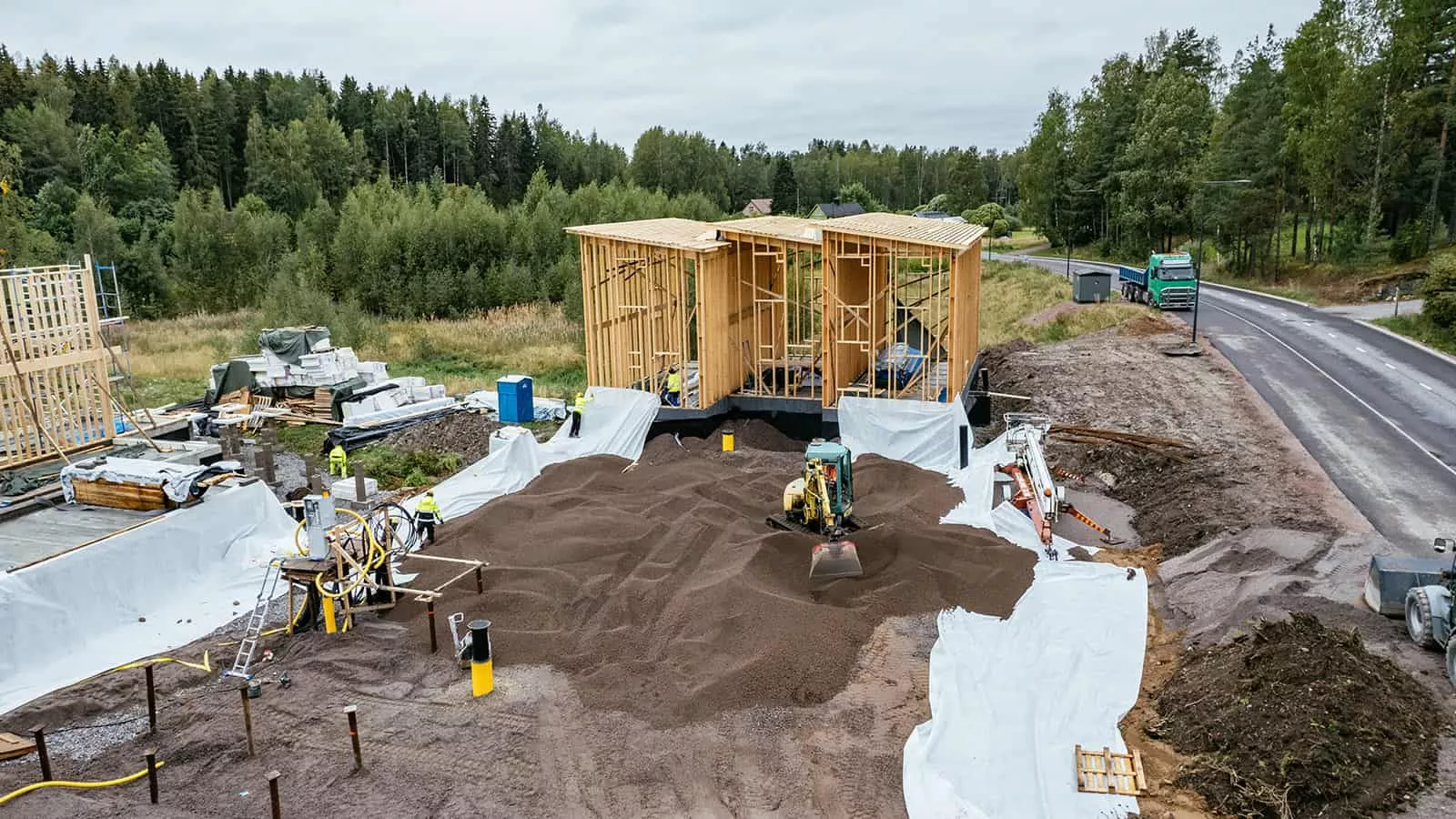 Leca-sora levitettiin kaivinkoneilla.