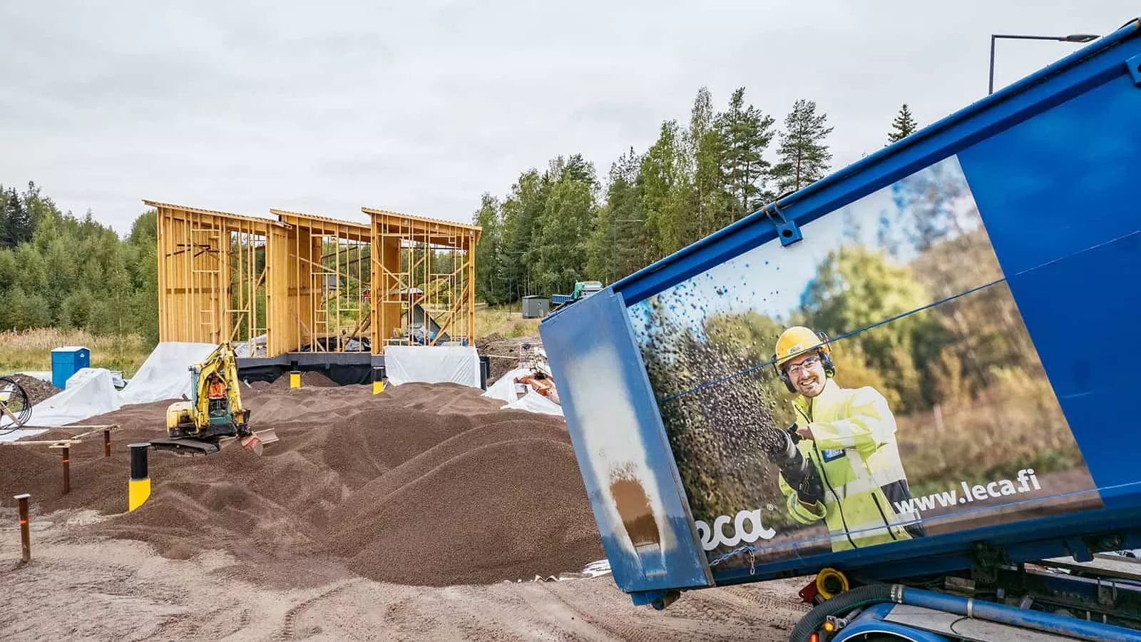 Kevytsora kipattiin suoraan monttuun.
