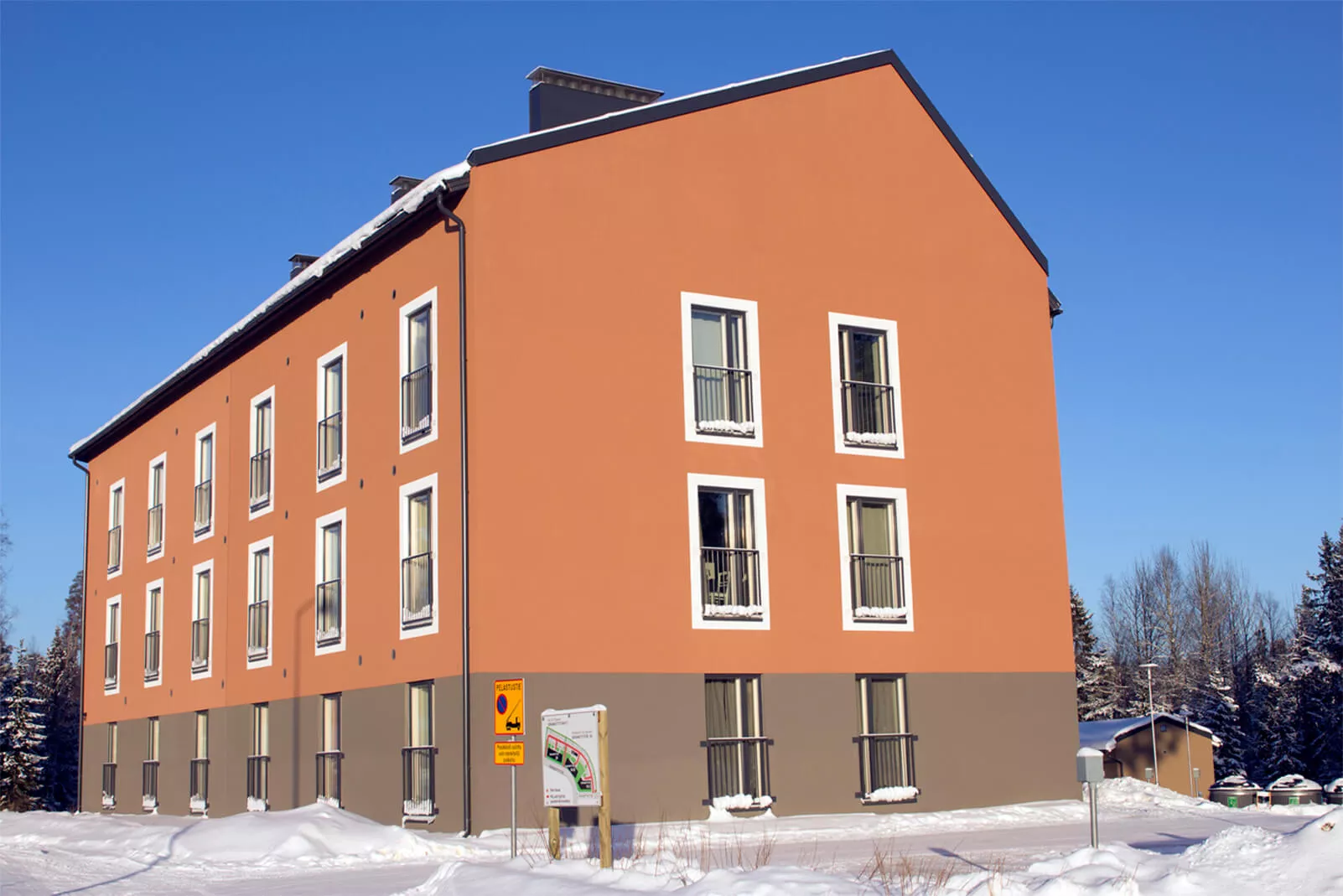 Taloissa on värikkäät julkisivut.