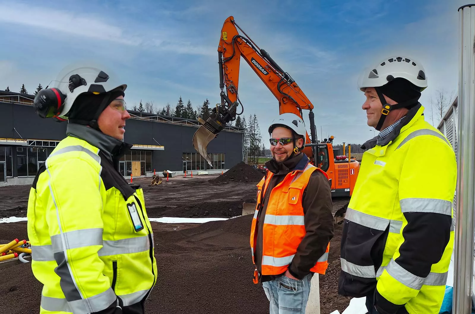 Asiantuntijat juttelemassa Brediksen työmaalla