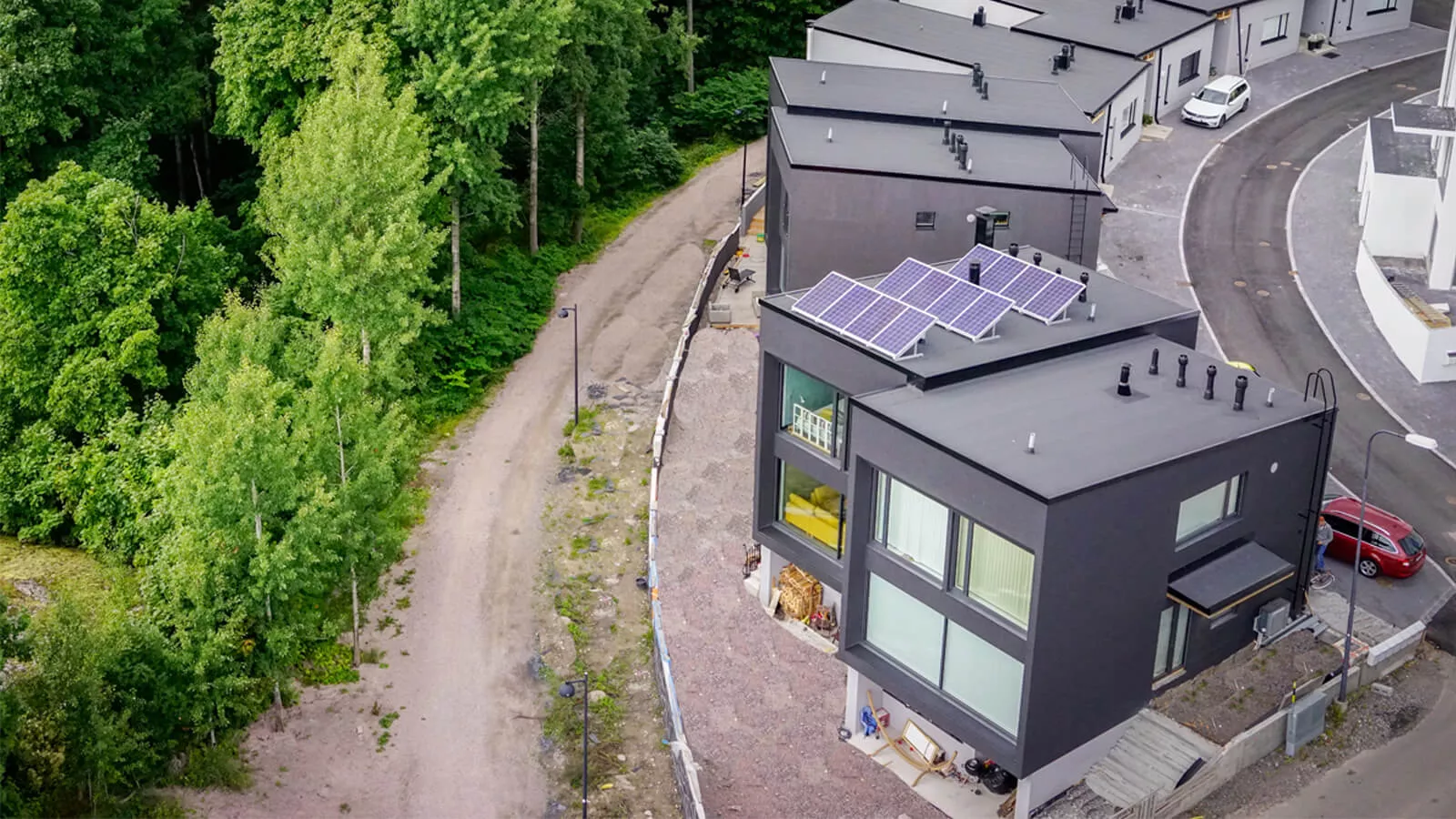 Townhouse talot sijaitsevat metsän vieressä.
