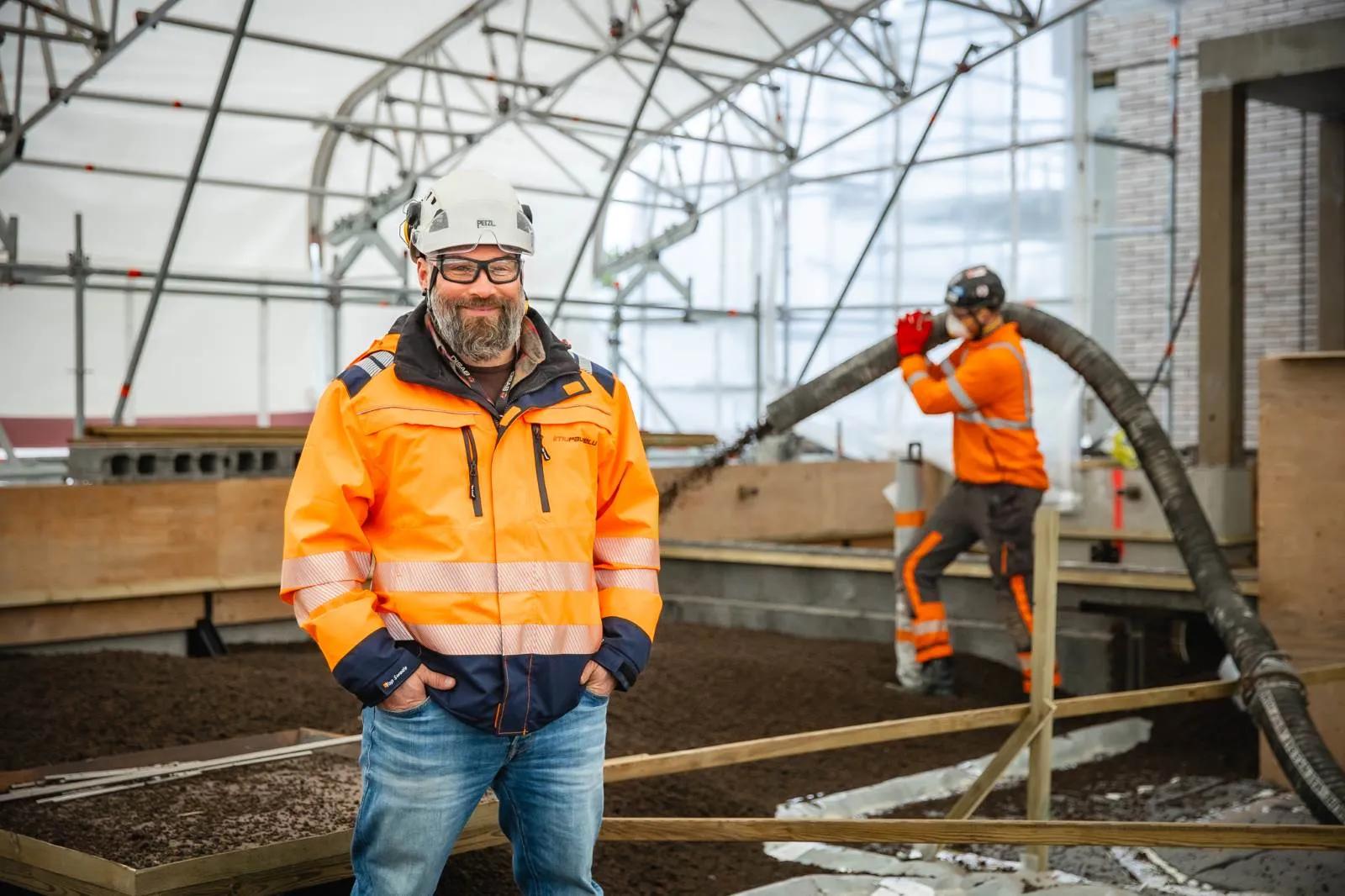Pete Opas Leca-sorakattotyömaalla.