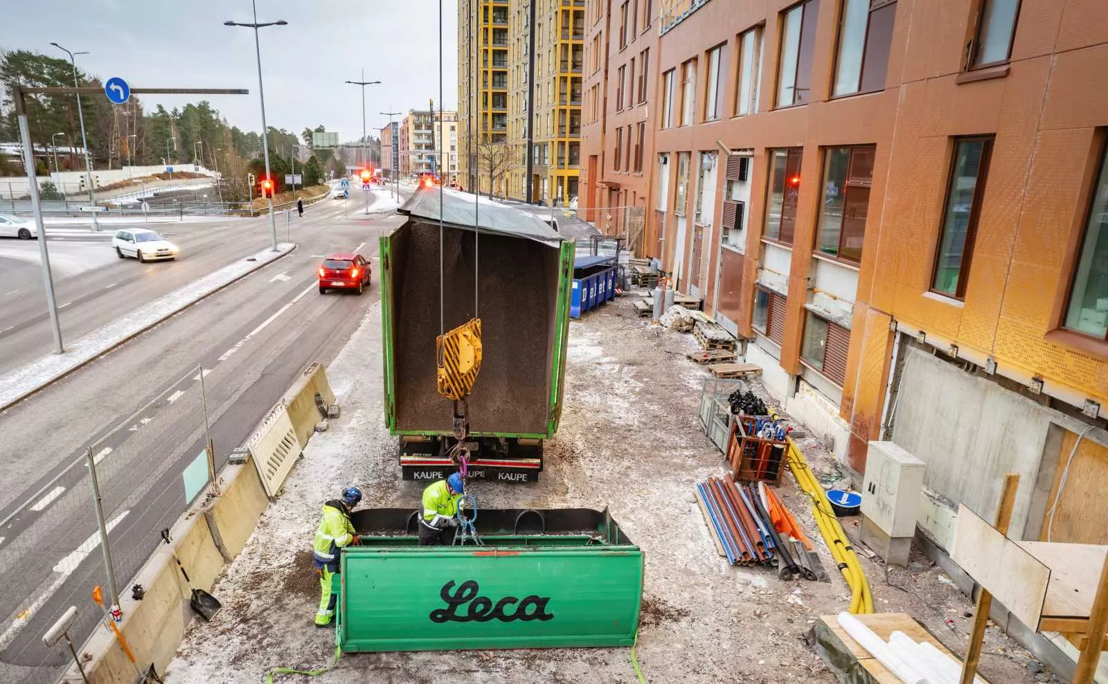 Leca-sora lastattiin autosta nostolaatikkoon työmaan edustalla