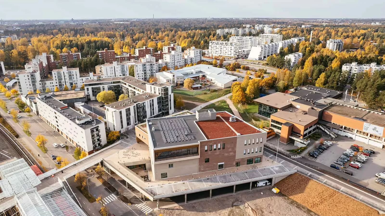 Vuosaaren uusi lukio ilmasta kuvattuna.